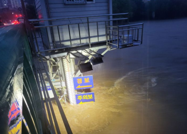 17일 오후 광주 서구 유촌교 수위가 폭우로 높아진 상태다. /사진=뉴시스, 독자 제공