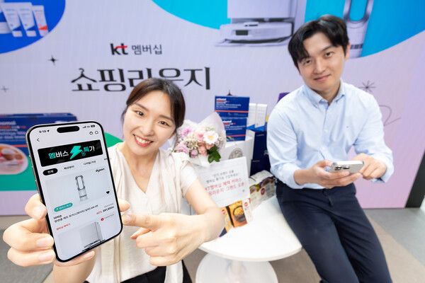 모델들이 KT가 새롭게 오픈하는 멤버십 고객 전용 커머스 '쇼핑라운지'를 소개하고 있다. [사진=KT] (포인트경제)