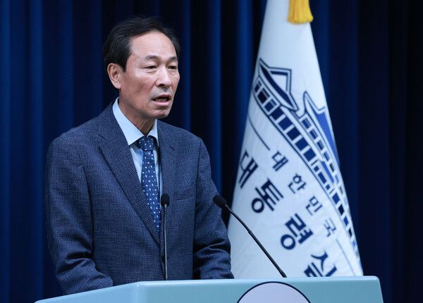 우상호 정무수석이 17일 서울 용산 대통령실 청사에서 대통령 오찬 관련 브리핑을 하고 있다. /사진=뉴시스