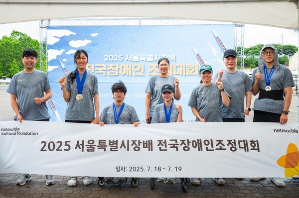 넷마블문화재단은 넷마블조정선수단이 지난 18일부터 19일까지 미사경정공원 조정경기장에서 열린 ‘2025 서울특별시장배 전국장애인조정대회’에서 금메달 3개, 은메달 5개, 동메달 1개를 획득했다. (사진 왼쪽부터) 이승주 선수, 배지인 선수, 전숭보 선수, 한은지 선수, 임효신 선수, 강현주 선수, 강이성 선수, 이봉희 선수&nbsp;/넷마블문화재단 (포인트경제)
