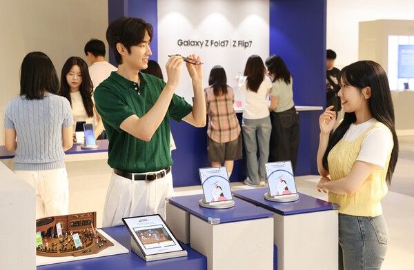 12일 더현대 서울에 오픈한 '갤럭시 스튜디오'에서 방문객들이 '갤럭시 Z 폴드7'의 초슬림 두께를 체험하는 모습 /삼성전자 (포인트경제)