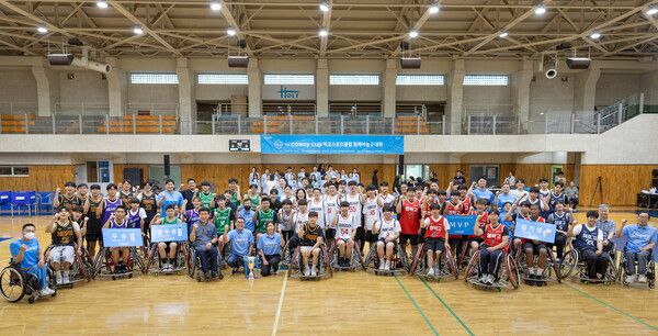 ‘제1회 코웨이 컵 학교스포츠클럽 휠체어농구대회’ 개막식에서 참가자들이 기념촬영을 하고 있다. /코웨이 (포인트경제)