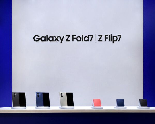 12일 더현대 서울에 오픈한 '갤럭시 스튜디오' 에&nbsp;전시된 '갤럭시 Z 폴드7·플립7' /삼성전자 (포인트경제)