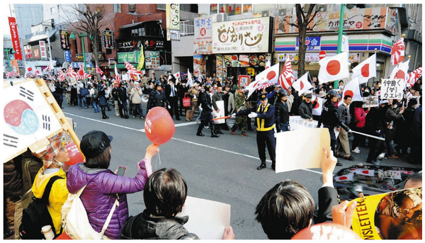 일본 도쿄 신오오쿠보 지역에서 열린 혐한 단체의 시위와 이에 맞선 시민들의 맞불 집회. 경찰이 사이를 막고 있다/