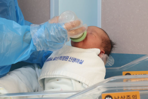 신생아실에서 간호사가 신생아들을 돌보고 있는 모습. /사진=뉴시스