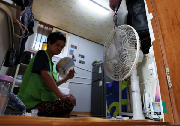 장마전선이 물러가고 무더위가 찾아온 지난달 23일 서울 영등포구 영등포쪽방촌에서 한 주민이 연신 부채질을 하고 있다. /사진=뉴시수