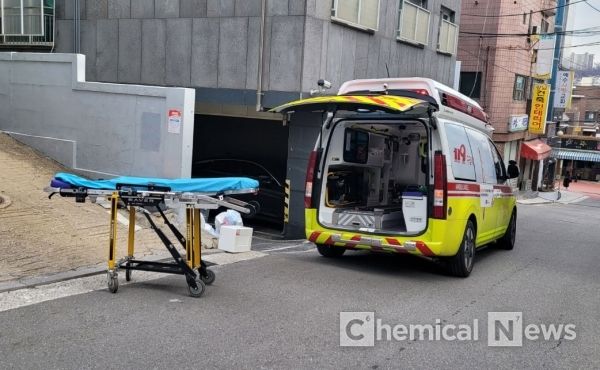 서울 동작구 상도동 한 골목에 119 구급차량이 대기하고 있는 모습&nbsp;ⓒ포인트경제