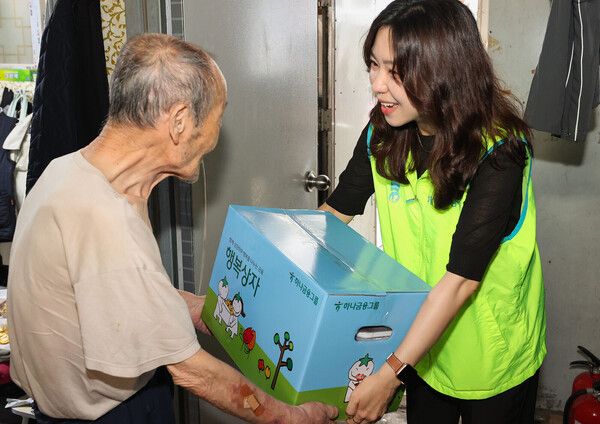 하나금융, 폭염 취약계층에 ‘행복상자’를 전달하고 있는 모습. /하나금융그룹 (포인트경제)