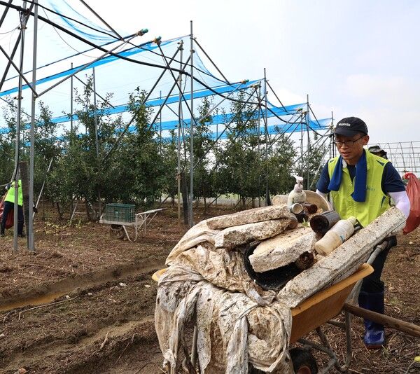 수해복구 작업을 하는 모습 /NH농협생명 (포인트경제)