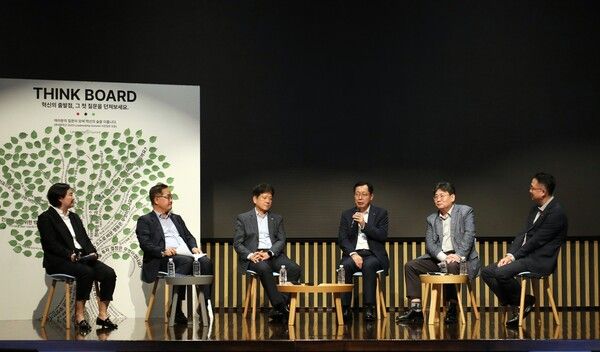 (오른쪽부터) 황민재 롯데케미칼 첨단소재사업 대표, 정승원 롯데정밀화학 대표,이영준 롯데화학군 총괄대표, 김연섭 롯데에너지머티리얼즈 대표, 최연수 롯데알미늄 대표가2025 Leadership Summit CEO 좌담회에 참석한 모습. /롯데케미칼 (포인트경제)