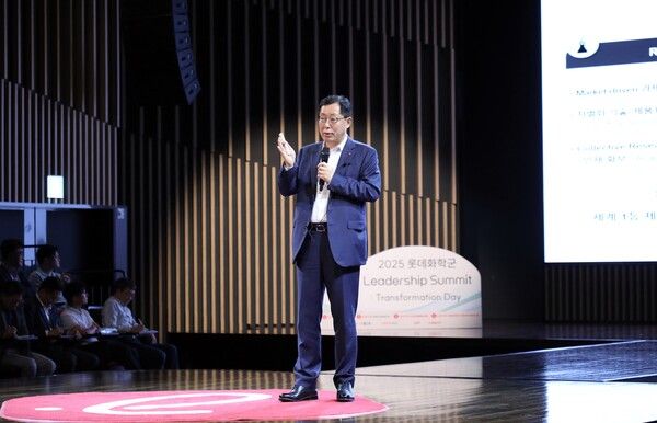 이영준 롯데화학군 총괄대표가 2025 Leadership Summit에서 관점의 혁신 선도를 강조하고 있다. /롯데케미칼 (포인트경제)