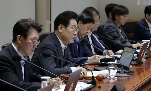 이재명 대통령이 22일 서울 용산 대통령실 청사에서 열린 국무회의에서 발언하고 있다 / 사진출처=뉴시스(포인트경제)