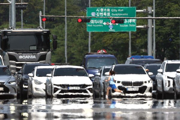 전국 대부분 지역에 폭염경보가 내려진 25일 오후 서울 영등포구 여의대로 위로 지열로 인한 아지랑이가 피어오르고 있다. /사진=뉴시스