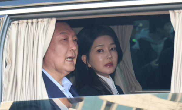 윤석열 전 대통령과 김건희 여사가 헌법재판소 파면 결정 후 일주일 만인 11일 오후 서울 용산구 한남동 대통령 관저를 떠나고 있다. /사진=뉴시스