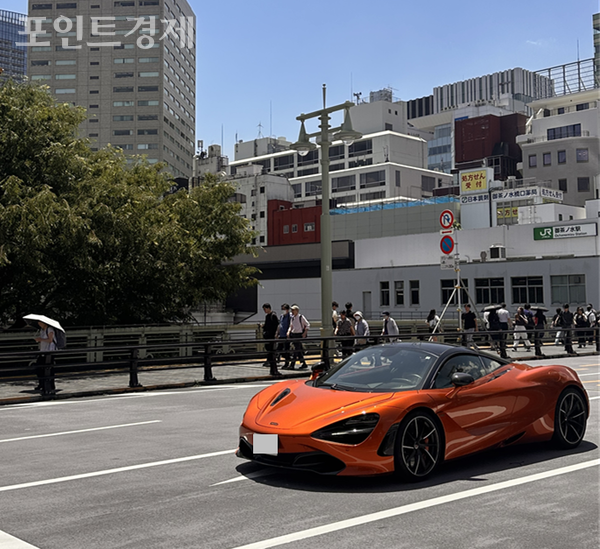 도쿄 오차노미즈역 앞을 지나는 스포츠카(사진은 기사와 직접적 관련이 없음)ⓒ포인트경제 박진우 도쿄 특파원