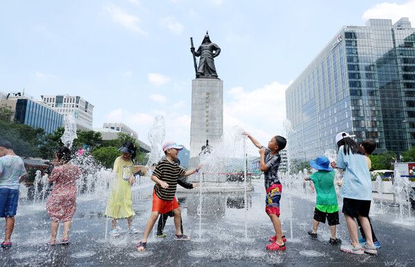 폭염이 연일 이어지고 있는 25일 서울 종로구 광화문광장에서 어린이들이 물놀이를 하며 더위를 식히고 있다. /사진=뉴시스