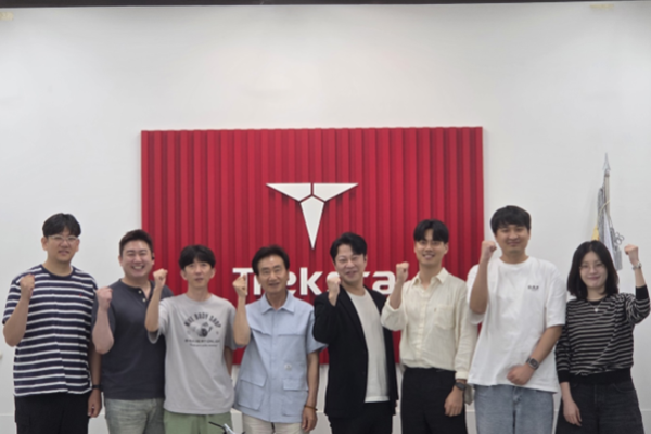 지난 24일 부산 강서구 송정동 트렉스타 본사에서 권동칠 트렉스타 대표(왼쪽 네번째)와 이민봉 크리스틴컴퍼니 대표(왼쪽 다섯번째)가 전략적 제휴를 맺고 기념촬영을 하고 있다. /트렉스타