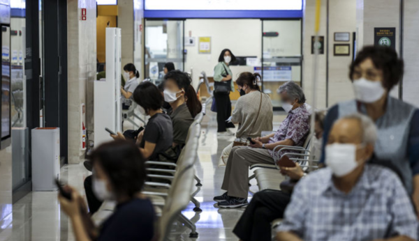 서울의 한 대학병원에서 환자들이 진료를 받기 위해 대기하고 있는 모습. /사진=뉴시스