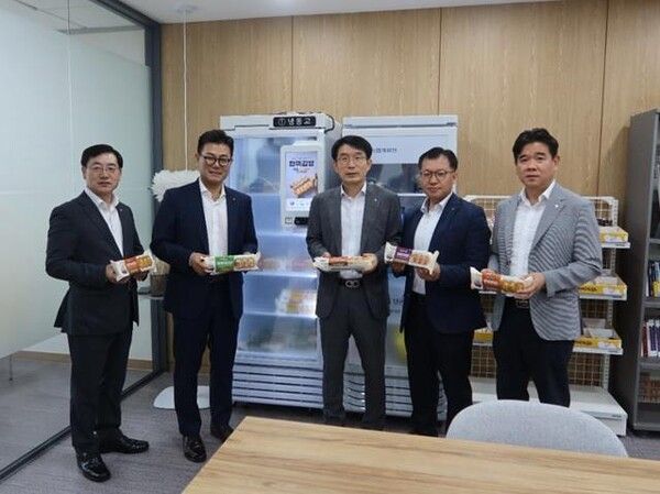 NH농협캐피탈은 23일, 지역농협과 협력해 쌀 소비촉진과 임직원들의 건강한 식습관을 돕기 위한 '천원의 아침밥' 캠페인을 시작했다. (사진왼쪽부터) NH농협캐피탈 박정균 미래사업부문장, 장종환 대표이사, 강조규 금융사업부문장, 석승열 경영지원본부장, 함경식 리스크관리본부장