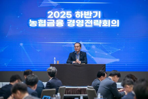 지난 28일 개최된 경영전략회의에서 이찬우 NH농협금융지주 회장이 회의를 주재하고 있다.