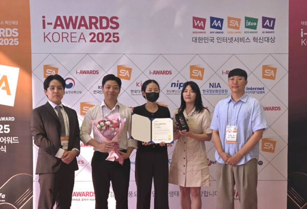 크로스오버커뮤니케이션이&nbsp;한국인터넷전문가협회에서&nbsp;주최한&nbsp;소셜아이어워드&nbsp;페이스북&nbsp;최고대상,&nbsp;여행관광분야&nbsp;인스타그램&nbsp;최우수상을&nbsp;수상하고, 관계자들이 기념촬영을 하고 있다. (사진 좌측부터)&nbsp;정현중&nbsp;총괄 디렉터,&nbsp;이희호&nbsp;PL,&nbsp;주명선&nbsp;PL,&nbsp;이수정&nbsp;Master,&nbsp;김태훈&nbsp;PL