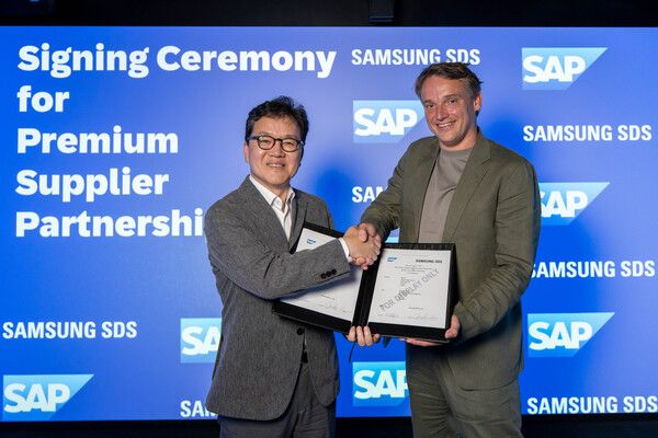 삼성SDS가 2일(현지시간) 독일 SAP 본사에서&nbsp; 'RISE with SAP 프리미엄 서플라이어' 파트너십을 체결했다. 사진 왼쪽부터 삼성SDS 이준희 대표이사, 크리스티안 클라인(Christian Klein) SAP CEO