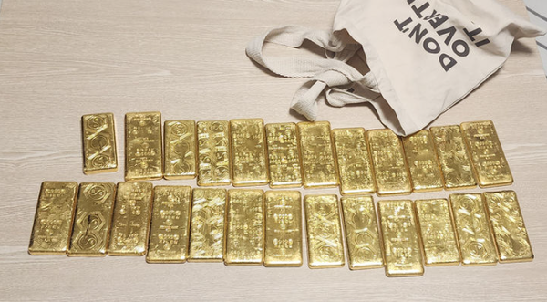 A씨로부터 압수한 금품 / 서울중앙지검 제공 (포인트경제)