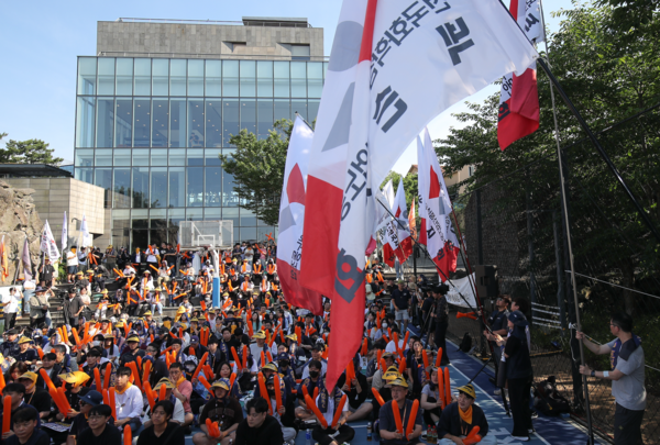 민주노총 화학섬유식품노조 넥슨지회 네오플분회 소속 네오플 본사 직원들이 25일 오후 제주시 노형동 네오플 사옥 내 농구장에서 고강도 노동과 성과급 문제를 거론하며 파업 결의대회를 열고 있다. /사진=뉴시스