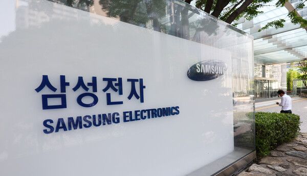 지난&nbsp;8일 서울 서초구 삼성전자 서초사옥에 직원들이 오가고 있다. /사진=뉴시수