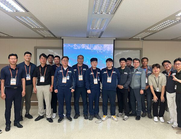 한화오션과 참여한 협력사 임직원들이 TOP 상생협력 활동에 대한 교육을 마치고, 기념촬영을 하고 있다. /한화오션