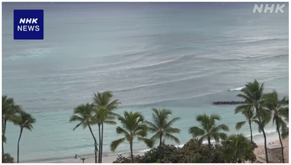 하와이 해변에 밀려드는 쓰나미로 인한 해수면 변화/NHK 보도분 갈무리(포인트경제)