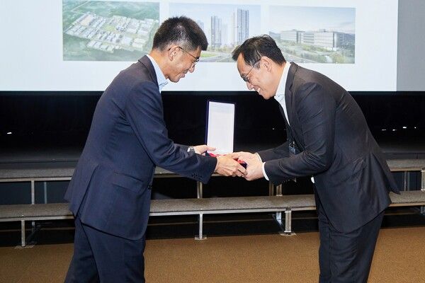 ㈜한화 건설부문 김승모 대표이사(왼쪽)가 ‘2025년 우수협력사’로 선정된 대자기업㈜ 조용우 대표이사에게 상패를 전달하고 있다. /한화 건설부문 제공