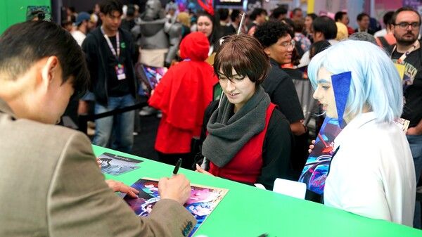 LA 애니메 엑스포 2025에서 열린 SIU 작가의 사인회에 팬들이 '신의 탑' 작품 속 캐릭터로 코스튬을 하고 참여했다./네이버웹툰 제공