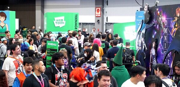 LA 애니메 엑스포 2025의 웹툰 엔터테인먼트 부스에 팬들이 길게 줄을 서서 참여하고 있다. /네이버웹툰 제공