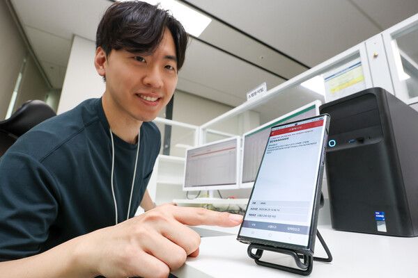 KT&nbsp;고객센터 스팸분석팀 직원이&nbsp;AI&nbsp;기반 실시간 스팸 차단 키워드 등록 시스템을 운용하고 있다.