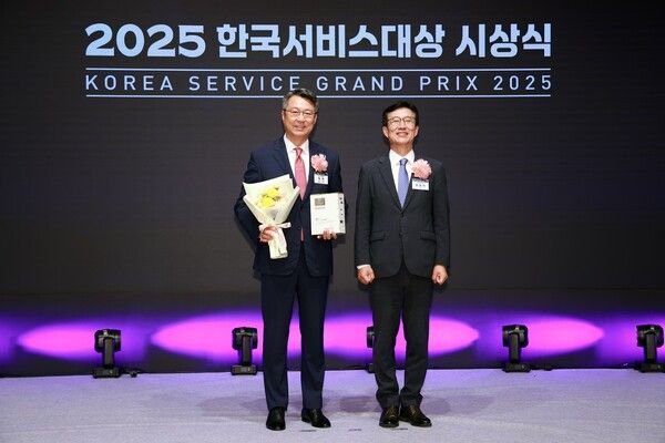 (좌)&nbsp;롯데관광개발&nbsp;대표이사&nbsp;사장&nbsp;백현&nbsp;(우)&nbsp;한국표준협회&nbsp;회장&nbsp;문동민 /롯데관광개발 제공