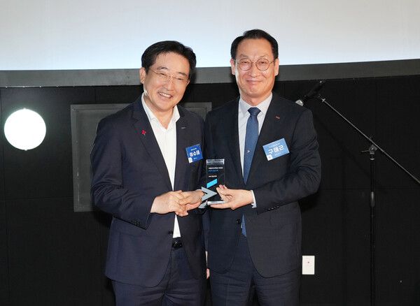 구태근 BNK경남은행 상무(사진 오른쪽)가 국립부산과학관 이수태 후원회장으로부터 나눔 인증패를 전달 받고 있다.