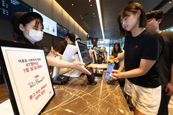 서울시 종로구에 위치한 폴바셋 매장에서 한 고객이 멤버십 달달혜택을 이용하고 있다. [사진=KT] (포인트경제)