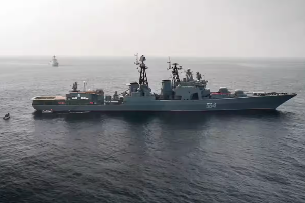 러시아 태평양함대 소속 대형 대잠함 ‘아드미랄 트리부츠’함이 일본 인근 해역에서 항해하고 있다/산케이산문 보도분 갈무리(포인트경제)