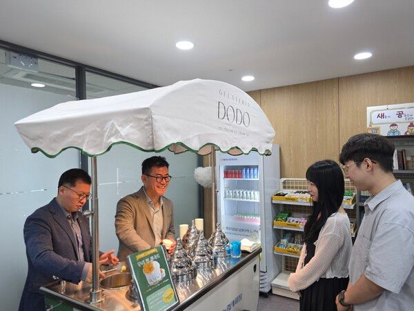 NH농협캐피탈은 8일, 여의도 본사에서 말복을 맞이하여 우리 쌀로 만든 젤라토를 임직원에게 제공하는‘무더위 극복 이벤트’를 진행했다. 장종환 대표이사(왼쪽에서 두 번째)와 석승열 상무(왼쪽에서 첫 번째)가 직원들에게 우리 쌀 젤라토를 나눠주고 있다.