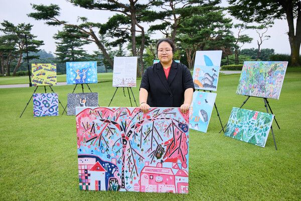 발달장애인 미술팀 ‘로아트’ 소속 작가들이 전시한 작품들과 최봄이 작가 / SK텔레콤 제공 (포인트경제)