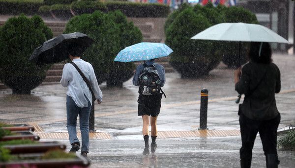 서울에 호우주의보가 내려진 13일 서울 청계광장 인근에서 우산을 쓴 시민들이 길을 걷고 있다. /사진=뉴시스