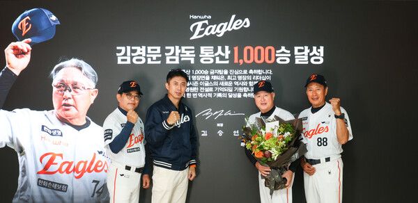 13일 대전 한화생명 볼파크에서 김경문 한화 이글스 감독의 개인통산 1천승을 축하하는 기념촬영을 진행했다. 이날 한화그룹 김승연 회장은 격려사와 축하선물 및 화환을 보내 김 감독의 1천승을 축하했다. (좌측부터) 양상문 투수코치, 손혁 단장, 김경문 감독, 양승관 수석코치