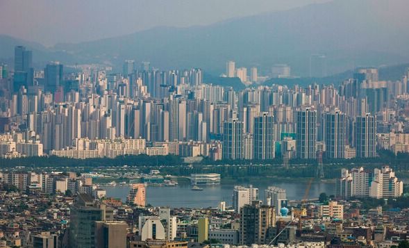 서울 중구 남산에서 서울시내 아파트가 보이고 있다.