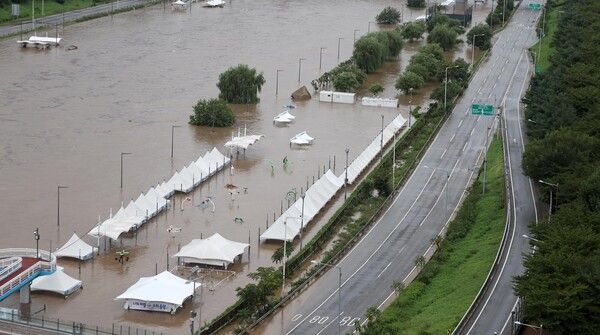 서울에 호우경보가 내려진 13일 서울 중랑천에 홍수주의보가 발령돼 장안교 인근 동부간선도로 진입이 통제되고 있다. /사진=뉴시스