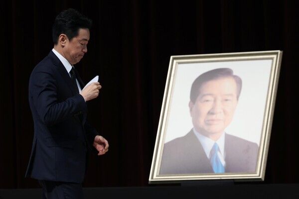 강훈식 대통령실 비서실장이 18일 오전 서울 동작구 국립서울현충원 현충관에서 열린 김대중 대통령 서거 16주기 추모식에서 이재명 대통령의 추모사를 대독하기 위해 이동하고 있다. /사진=뉴시스