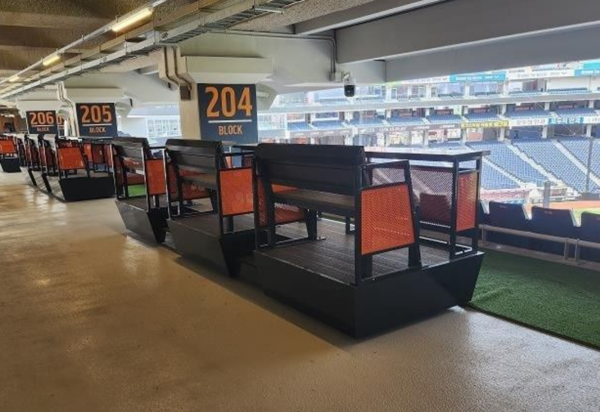 프로야구 한화이글스가 홈구장인 한화생명볼파크의 장애인석을 바닥의 장애인석 표식을 카펫으로 가리고 특별석을 만들어 좌석을 판매해 와 논란이 일고 있다. /대전시