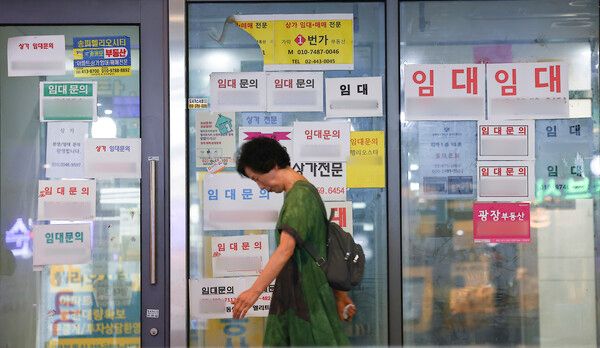 지난달&nbsp;서울 송파구의 한 종합상가 점포 앞에 임대 안내문이 붙어 있다. /사진=뉴시스