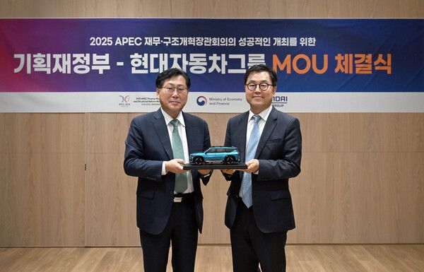 20일, 현대차 강남대로사옥에서 신승규 현대차그룹 전무(사진 오른쪽), 최지영 기획재정부 국제경제관리관(사진 왼쪽)이 기념 촬영을 하고 있다.