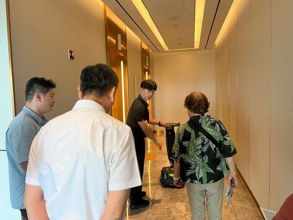 업체 관계자가 청소기를 시연하고 있다.&nbsp;/오렌지나무